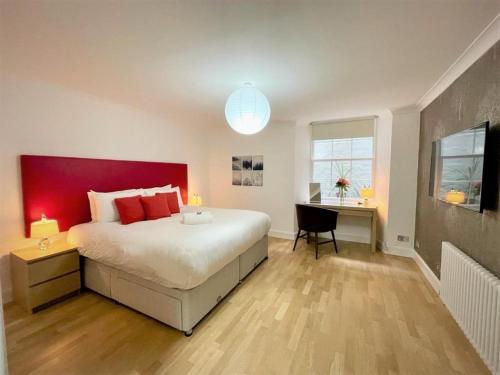 Elite 3 Bed New Town Apt with Private Walled Garden in Stockbridge