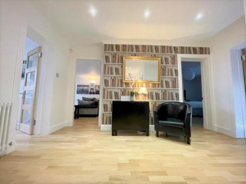 Facilities, Elite 3 Bed New Town Apt with Private Walled Garden in Stockbridge