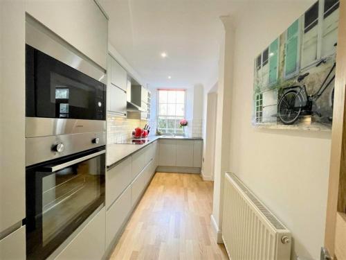 Elite 3 Bed New Town Apt with Private Walled Garden in Stockbridge