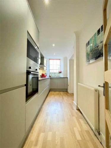Elite 3 Bed New Town Apt with Private Walled Garden in Stockbridge
