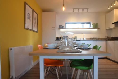 Flat 1 High Tide House, Mortehoe - beautifully designed ground floor flat with sea views and garden in Woolacombe