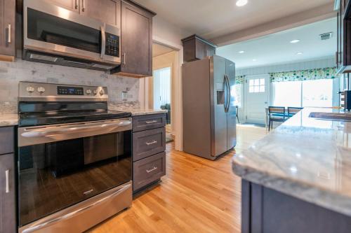 Waterfront Edenton Bay Cottage - Walk to Dtwn in อีเดนตัน (NC)