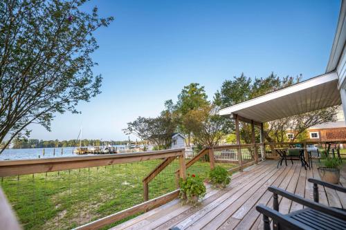 Waterfront Edenton Bay Cottage - Walk to Dtwn in อีเดนตัน (NC)