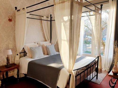 Logis Hôtel Saint Cyr