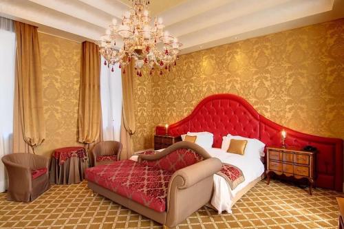Pesaro Palace, Venice (photo 6)