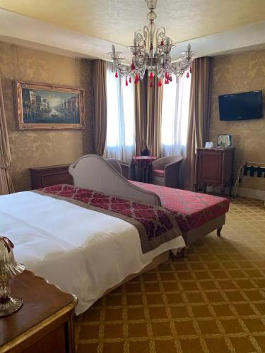 Pesaro Palace - image 12