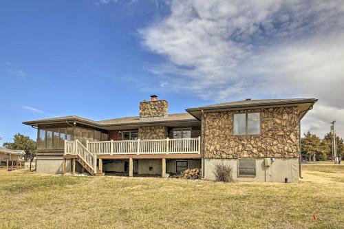 Milford Lake Vacation Rental: Walk to Beach! in Milford (KS)