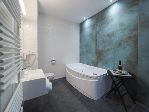 King Room with Spa Bath image 5