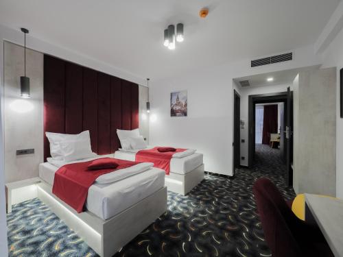 Deluxe Twin Room image 3