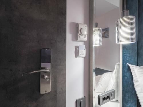 King Room with Spa Bath image 3