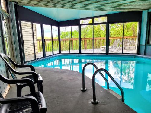 Enjoy winter in the Smoky Mountains from your private BALCONY King bed, enjoy the view from the Pool, Hot tub, in the clubhouse
