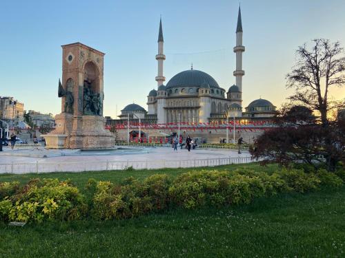 RoyalStar Taksim Family Suites — Main Photo