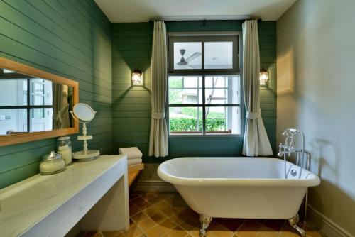 room detail thumbnail 2