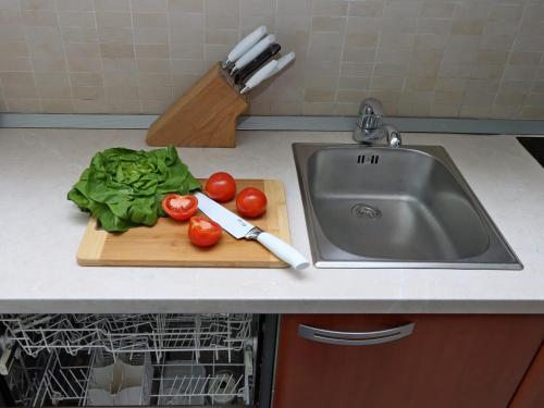 ห้องครัว, Starry Night - Smart TV, Extra big bed, big bathtub, private parking, sea view, WIFI, 2bedrooms in โปบรี