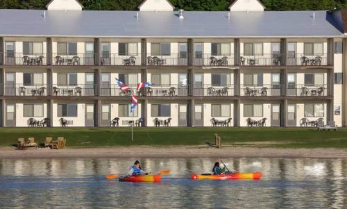 Bavarian Haus Lakefront Inn - Hotel - Saint Ignace