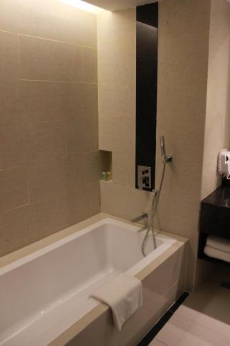 浴室, 瑞士港灣公寓酒店 (Swiss-Belhotel Harbour Bay) in 巴淡島