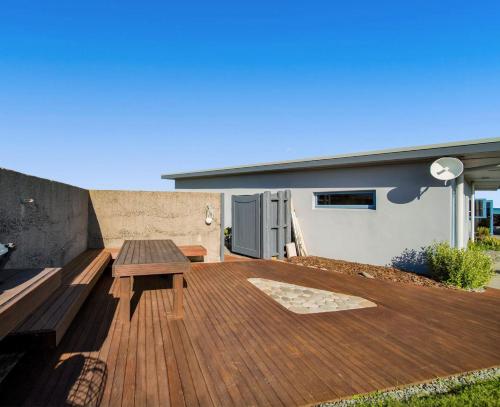 Shower, Coastal Daze - New Plymouth Holiday Home in Okato