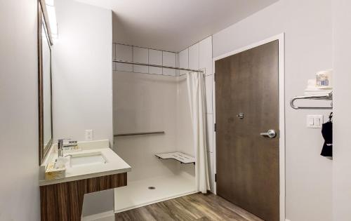 Queen Room - Accessible/Non-Smoking