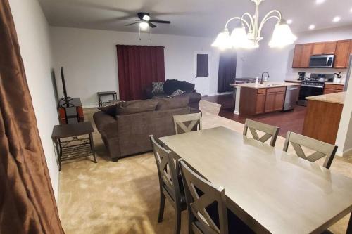 New 3 Bedroom Home w/ tons of amenities & parking. in McDonough, USA
