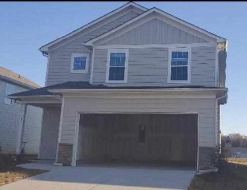 New 3 Bedroom Home w/ tons of amenities & parking. in McDonough, USA