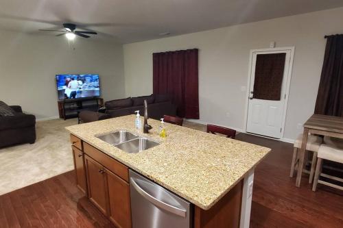 New 3 Bedroom Home w/ tons of amenities & parking. in McDonough, USA