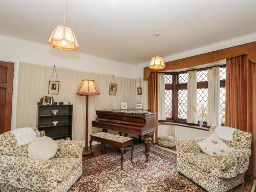 Wroxton House - image 6