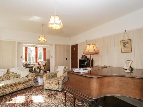 Wroxton House - image 11