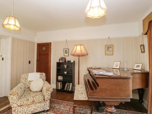 Wroxton House - image 6