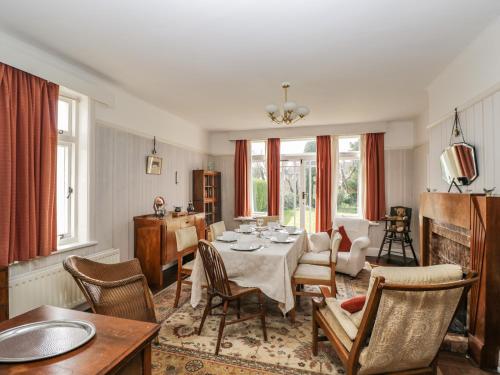 Wroxton House - image 8