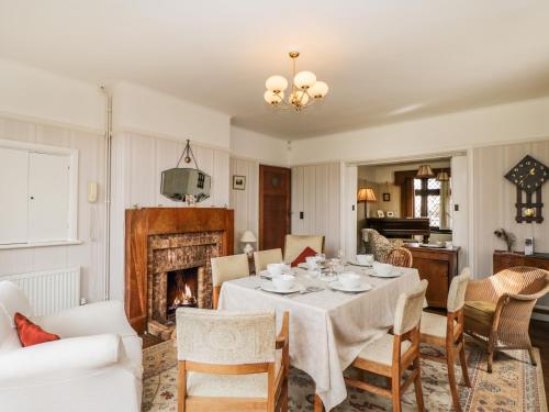Wroxton House - image 10