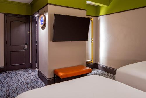 Interior Double Room with Two Double Beds image 8