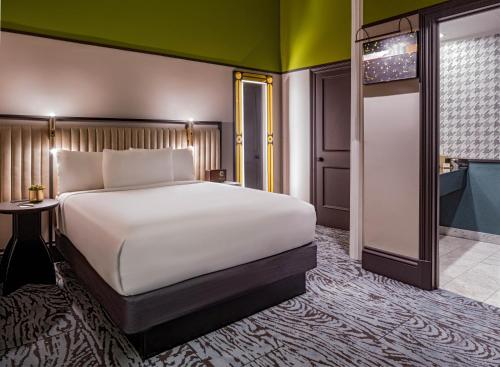 Interior Queen Room room in Pelham Hotel