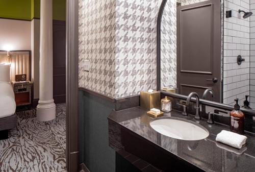 King Room image 6