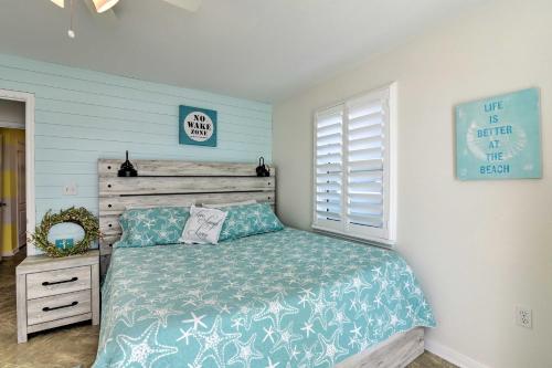 Spacious Surfside Home with Deck on Pedestrian Beach - image 11