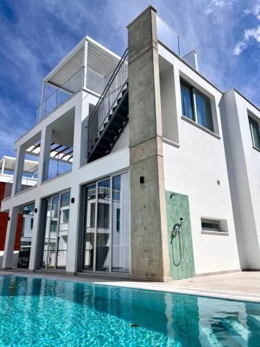 Luxury 2-floor Villa with Private Swimming Pool Luxury 2-floor Villa with Private Swimming Pool