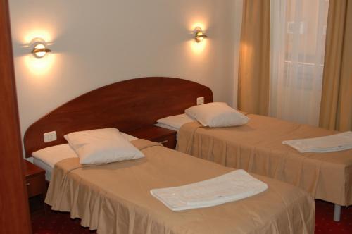 2 twin beds