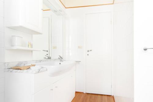 One-Bedroom Apartment image 10
