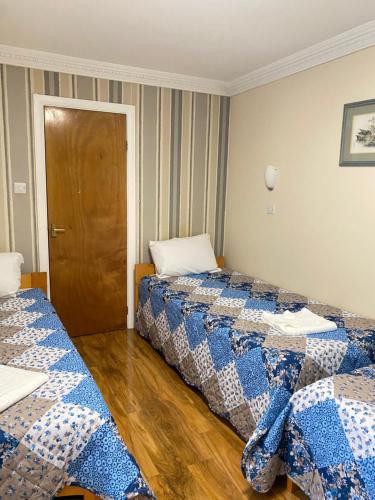 3 twin beds