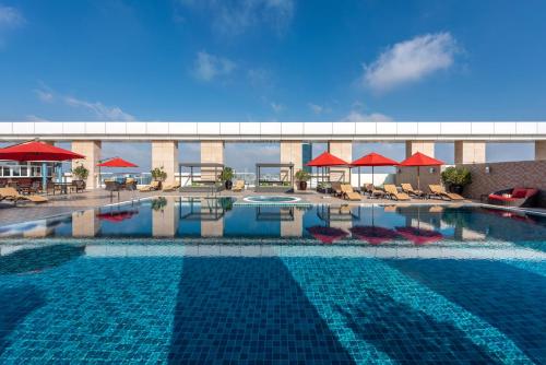 スイミングプール, デュシ タニ アブ ダビ ホテル (Dusit Thani Abu Dhabi Hotel) in アブダビ