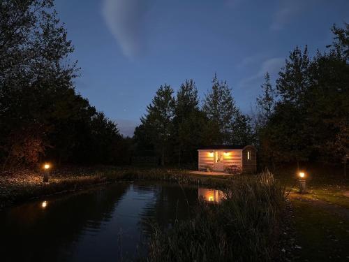 Luxury Shepherds Hut - The Moorhen by the lake