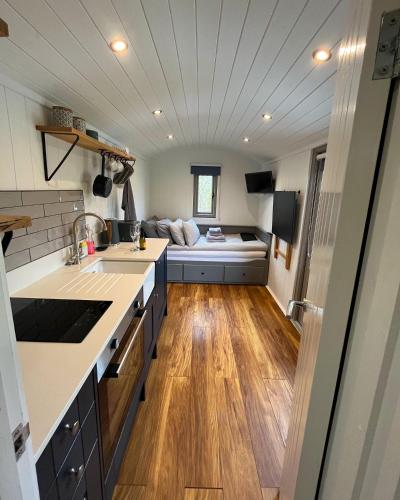 Luxury Shepherds Hut - The Moorhen by the lake