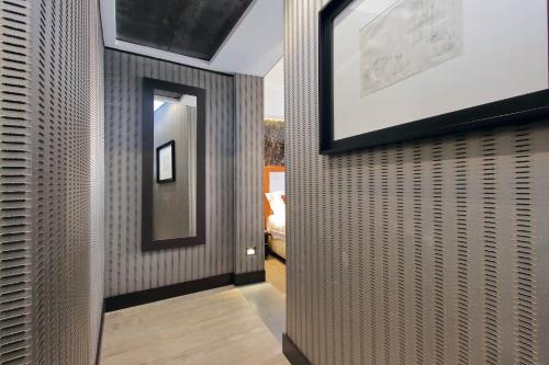 Deluxe Double or Twin Room with Balcony image 9