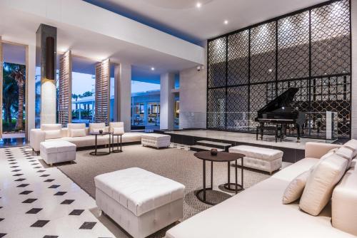 Bar/lounge, Dreams® Karibana Cartagena Beach & Golf Resort - All Inclusive in Punta de Canoa