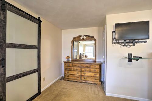 Delightful Tipp City Unit with Covered Patio!