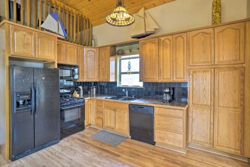 Spacious Buckeye Lake Home with Hot Tub and Fire Pit!