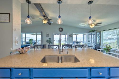 Gun Barrel City Home with Hot Tub! in Gun Barrel City, USA