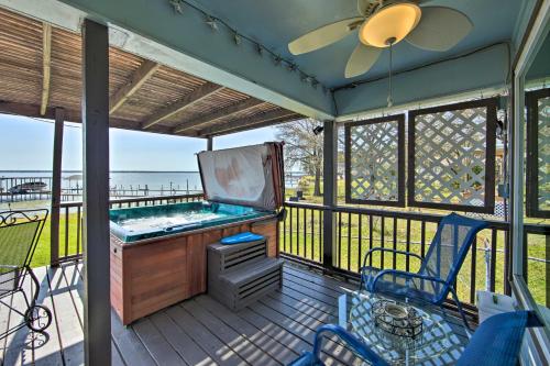 Lakefront Cottage in Gun Barrel City with Hot Tub