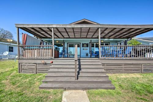 Lakefront Cottage in Gun Barrel City with Hot Tub