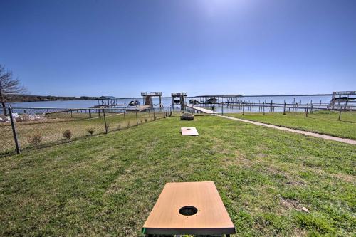 Lakefront Cottage in Gun Barrel City with Hot Tub