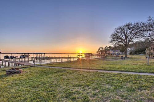 Lakefront Cottage in Gun Barrel City with Hot Tub